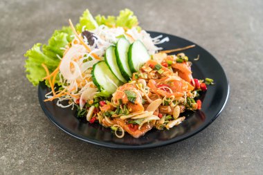 taze somon çiğ baharatlı salata