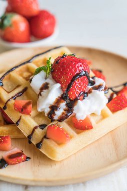 ahşap üzerine çilek ile waffle