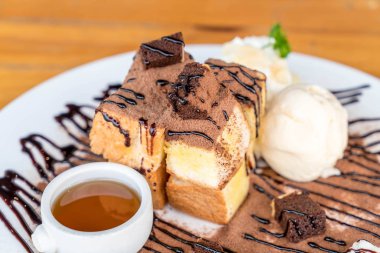 vanilyalı dondurma ve çikolata kek ile tost ekmeği