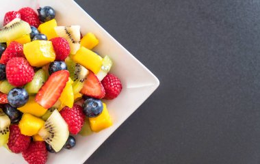 karışık taze meyve (çilek, ahududu, yaban mersini, kivi, mang