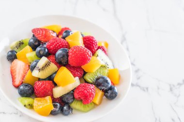 karışık taze meyve (çilek, ahududu, yaban mersini, kivi, mang