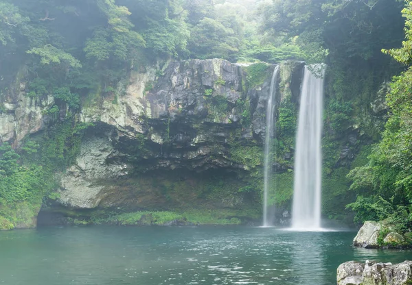 Cascades Cheonjiyeon dans l'île de Jeju — Photo