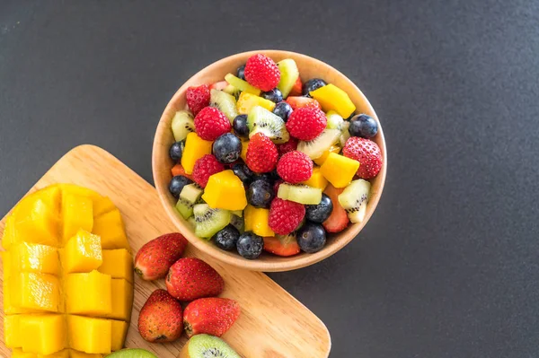 Mixed fresh fruits (strawberry, raspberry, blueberry, kiwi, mang — Stock Photo, Image