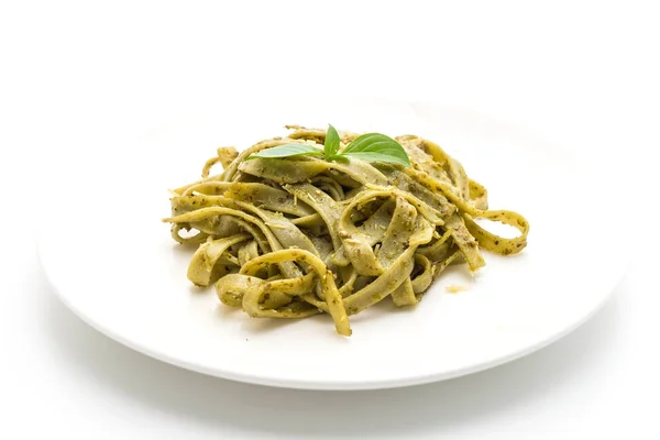 Fettuccine di spinaci su piatto — Foto Stock