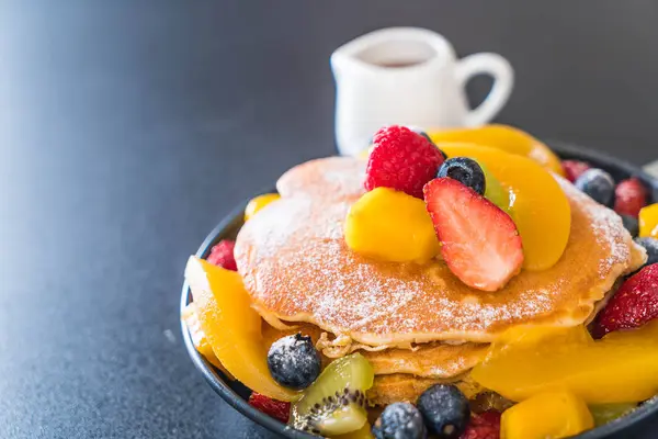 Pannenkoek met mix fruit — Stockfoto