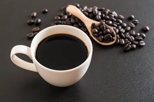 Kaffeetasse und Bohnen — Stockfoto