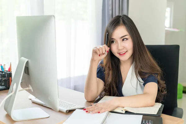 幸福的亚洲女人在办公室 — 图库照片