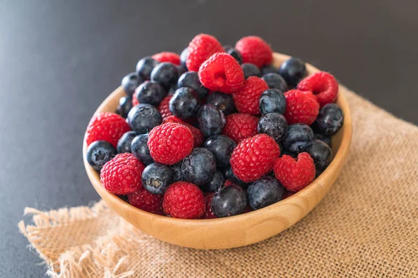 taze yaban mersini ve rasberry 