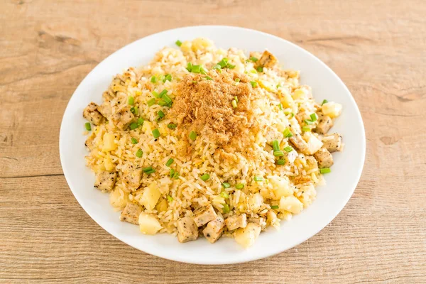 Ананасовый жареный рис — стоковое фото