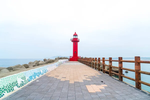 Красный маяк на острове Чеджу — стоковое фото
