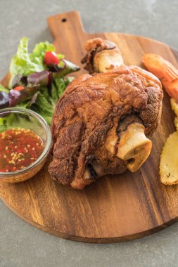 Gevrek domuz knuckle veya Alman domuz Hocks