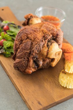 Gevrek domuz knuckle veya Alman domuz Hocks