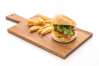 Ev yapımı taze lezzetli hamburger üzerinde beyaz backg izole Close-Up