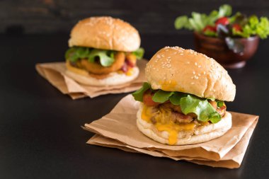 Ev yapımı taze lezzetli burger Close-Up 