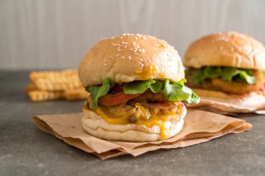 Ev yapımı taze lezzetli burger Close-Up 