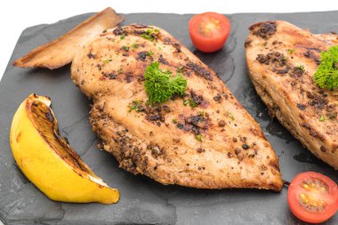 Kayrak plaka üzerinde ızgara tavuk fileto