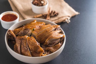 pot demlenmiş Ördek sosu ve ingradients ile