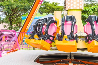 Renkli lunapark treni koltuk eğlence parkı 