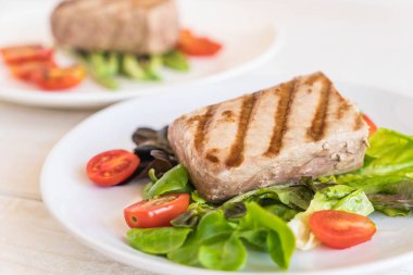 Tuna biftek salatası ile