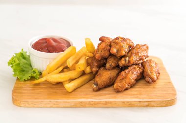 Kızarmış tavuk kanadı.