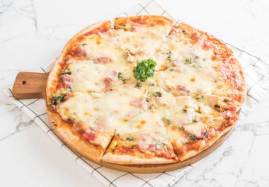 Ispanak ve pastırma pizza