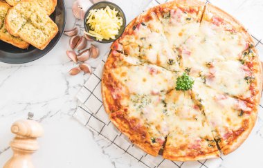 Ispanak ve pastırma pizza