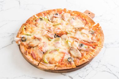 Salam ve sosis pizza