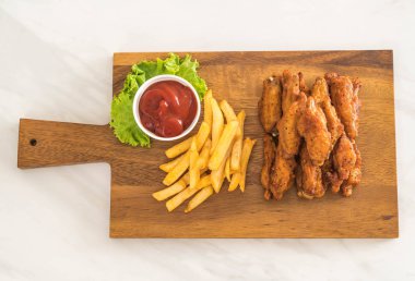 Kızarmış tavuk kanadı.