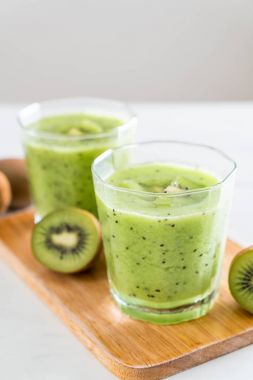 Sağlıklı taze kivi smoothie cam