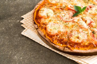 tablo üzerinde domates pizza 