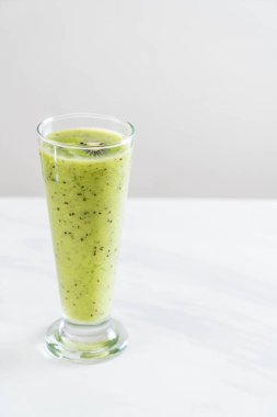 Sağlıklı taze kivi smoothie cam