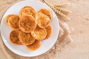 kurutulmuş rendelenmiş domuz etinin pirinç kraker