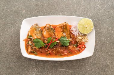 Baharatlı uskumru salatası