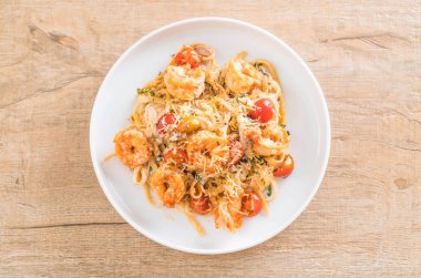 Spagetti karides, domates, fesleğen ve peynir ile 