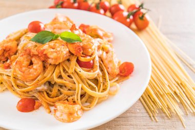Spagetti karides, domates, fesleğen ve peynir ile 