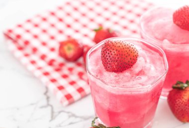 taze çilek smoothie 