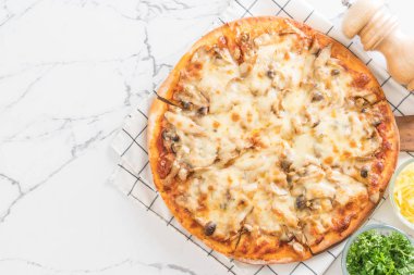 mantarlı pizza miso sosu ile