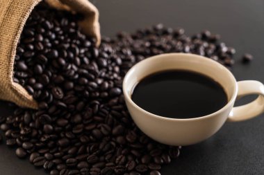 Kahve fincanı ve fasulye