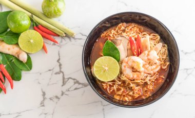 Karidesli baharatlı hazır şehriye çorbası.