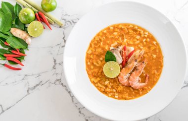 Karides çorbası baharatlı erişte