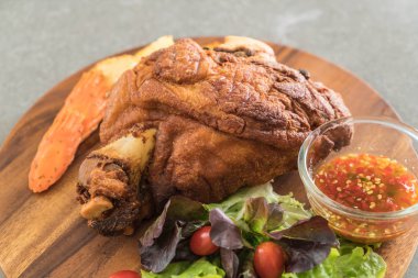 Gevrek domuz knuckle veya Alman domuz Hocks