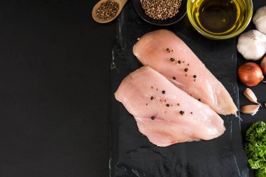 Taze çiğ tavuk filetosu.
