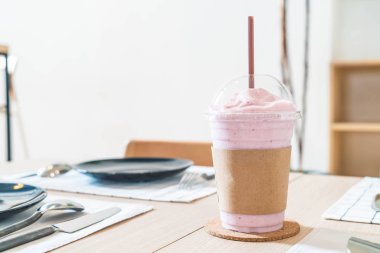 Berry yoğurt smoothie mix