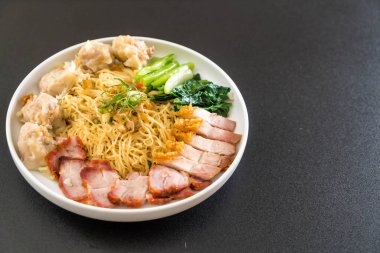 Yumurta noodle kırmızı kızarmış domuz, gevrek domuz eti, köfte ve çorba ile 