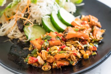 Kızarmış somon baharatlı salata