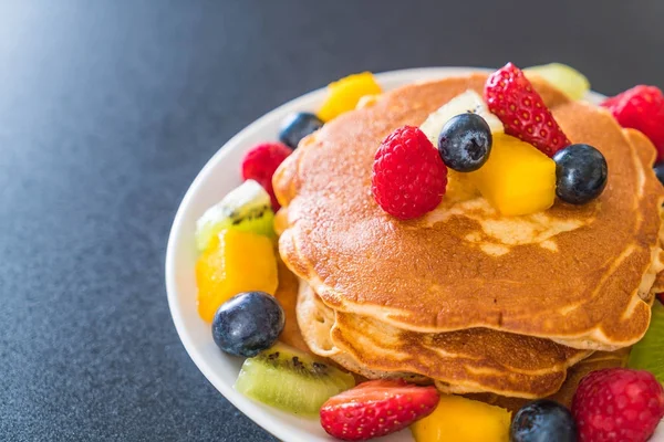 Panqueque con frutas de mezcla — Foto de Stock