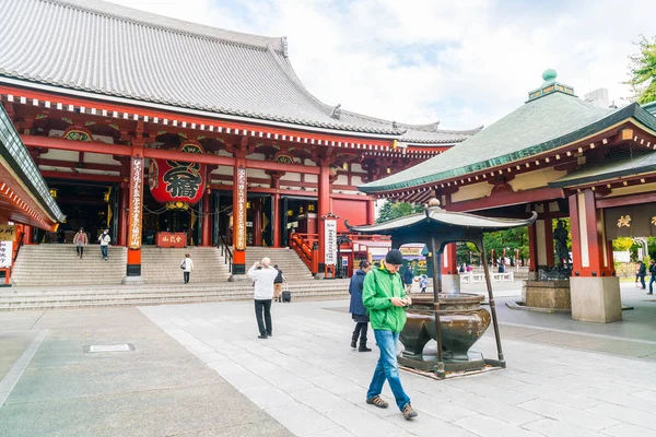 Tokyo-Nov 16: Drukke mensen op boeddhistische tempel Sensoji op Novem — Stockfoto