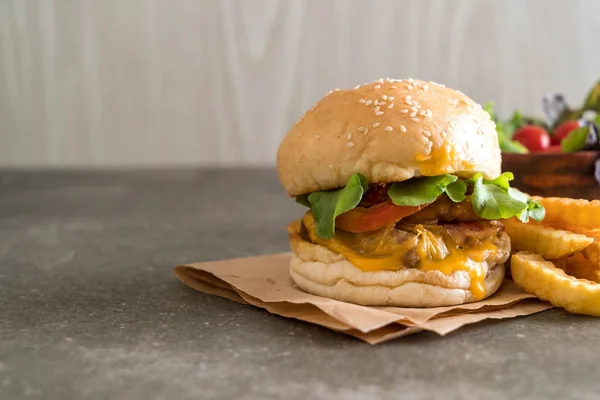 Gros plan de hamburger frais et savoureux fait maison — Photo