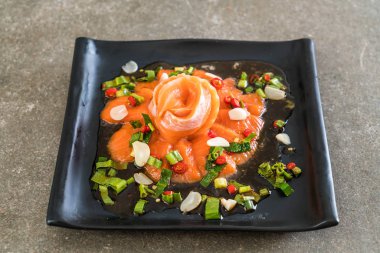 taze somon çiğ baharatlı salata