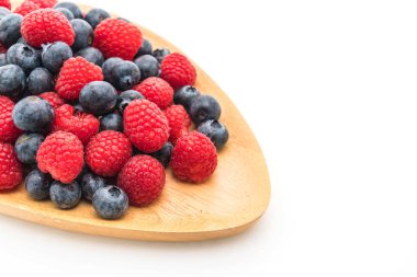 taze yaban mersini ve rasberry beyaz